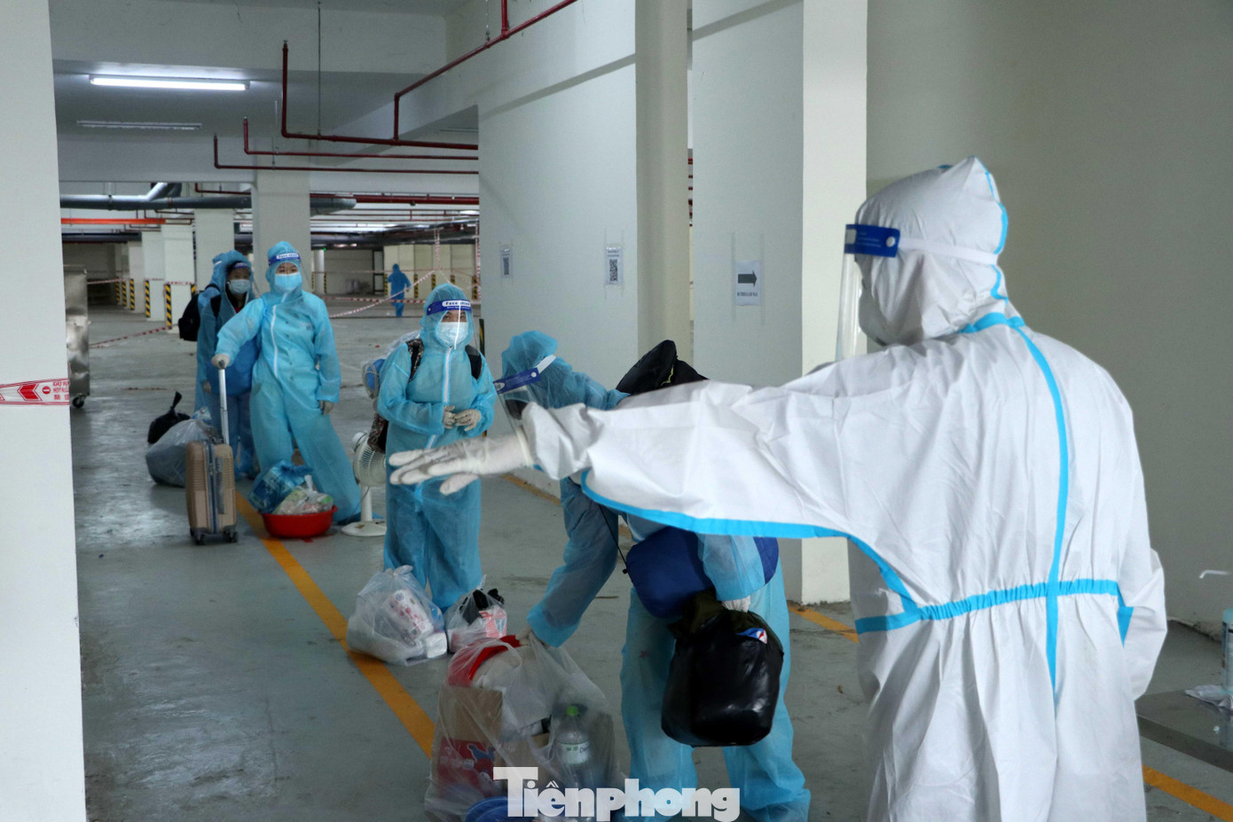 Bác sĩ Phạm Thanh Hải, Giám đốc Bệnh viện Dã chiến thu dung điều trị COVID-19 số 7 cho biết, bệnh viện có khoảng 350 nhân viên y tế phục vụ hơn 5.000 bệnh nhân. Bác sĩ Phạm Thanh Hải, Giám đốc Bệnh viện Dã chiến thu dung điều trị COVID-19 số 7 cho biết, bệnh viện có khoảng 350 nhân viên y tế phục vụ hơn 5.000 bệnh nhân.