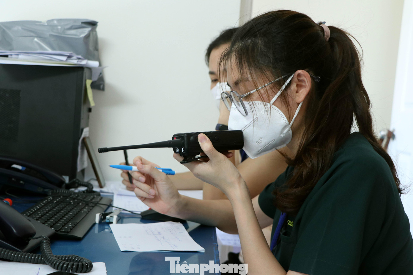 Do lực lượng nhân viên y tế làm việc tại các khu vực có bệnh nhân phải mặc bảo hộ, không thuận tiện cho việc dùng điện thoại nên nhân viên y tế được trang bị bộ đàm để liên lạc với phòng điều hành. Do lực lượng nhân viên y tế làm việc tại các khu vực có bệnh nhân phải mặc bảo hộ, không thuận tiện cho việc dùng điện thoại nên nhân viên y tế được trang bị bộ đàm để liên lạc với phòng điều hành.