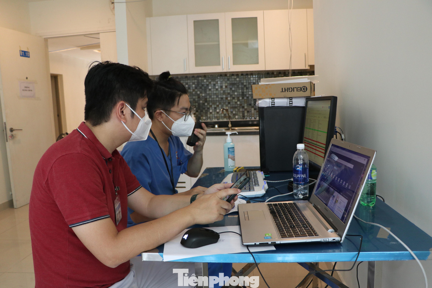 Mỗi đoàn nhân viên y tế của các bệnh viện sẽ được phân công quản lý một khu vực tòa nhà nhất định trong bệnh viện, hoạt động như một bệnh viện thu nhỏ khi vừa tiếp nhận bệnh nhân, vừa thăm khám, phát thuốc và xử lý công việc hành chính. Mỗi đoàn nhân viên y tế của các bệnh viện sẽ được phân công quản lý một khu vực tòa nhà nhất định trong bệnh viện, hoạt động như một bệnh viện thu nhỏ khi vừa tiếp nhận bệnh nhân, vừa thăm khám, phát thuốc và xử lý công việc hành chính.