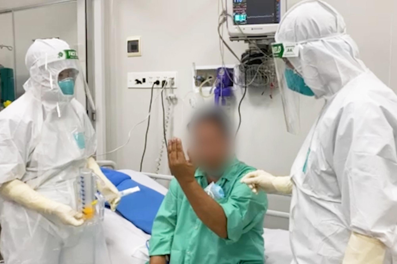 Bệnh nhân thực hiện y lệnh của bác sĩ.