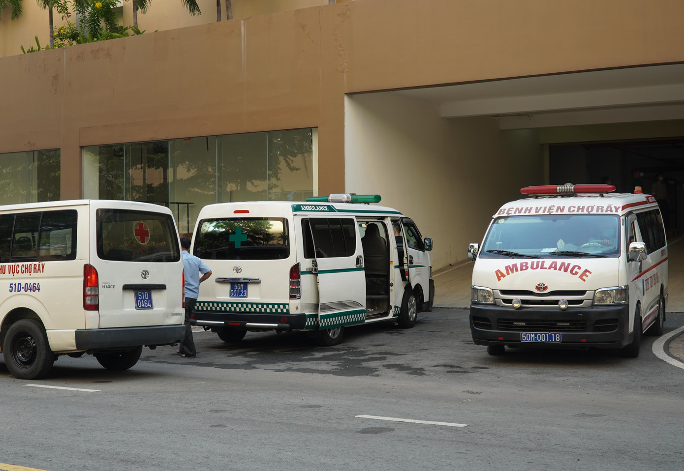 Các bệnh viện điều trị COVID-19 đang quá tải.