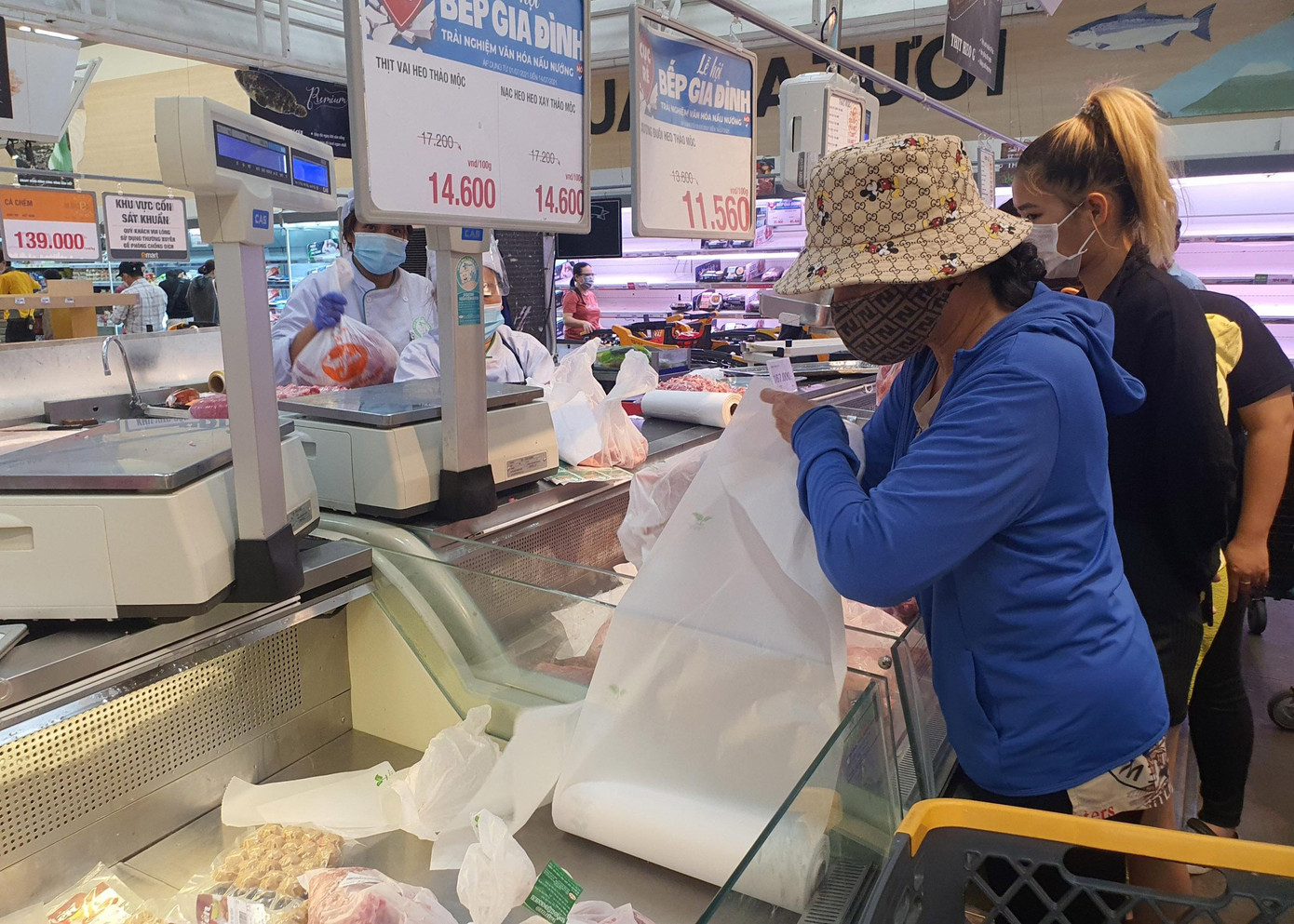 Nhiều khách hàng đi siêu thị trễ cũng cùng cảnh ngộ với bà Lệ khi không còn gì để lựa chọn. Nhiều người chen chúc tại một khu vực để mua số thịt còn lại ở quầy bán thịt lợn.