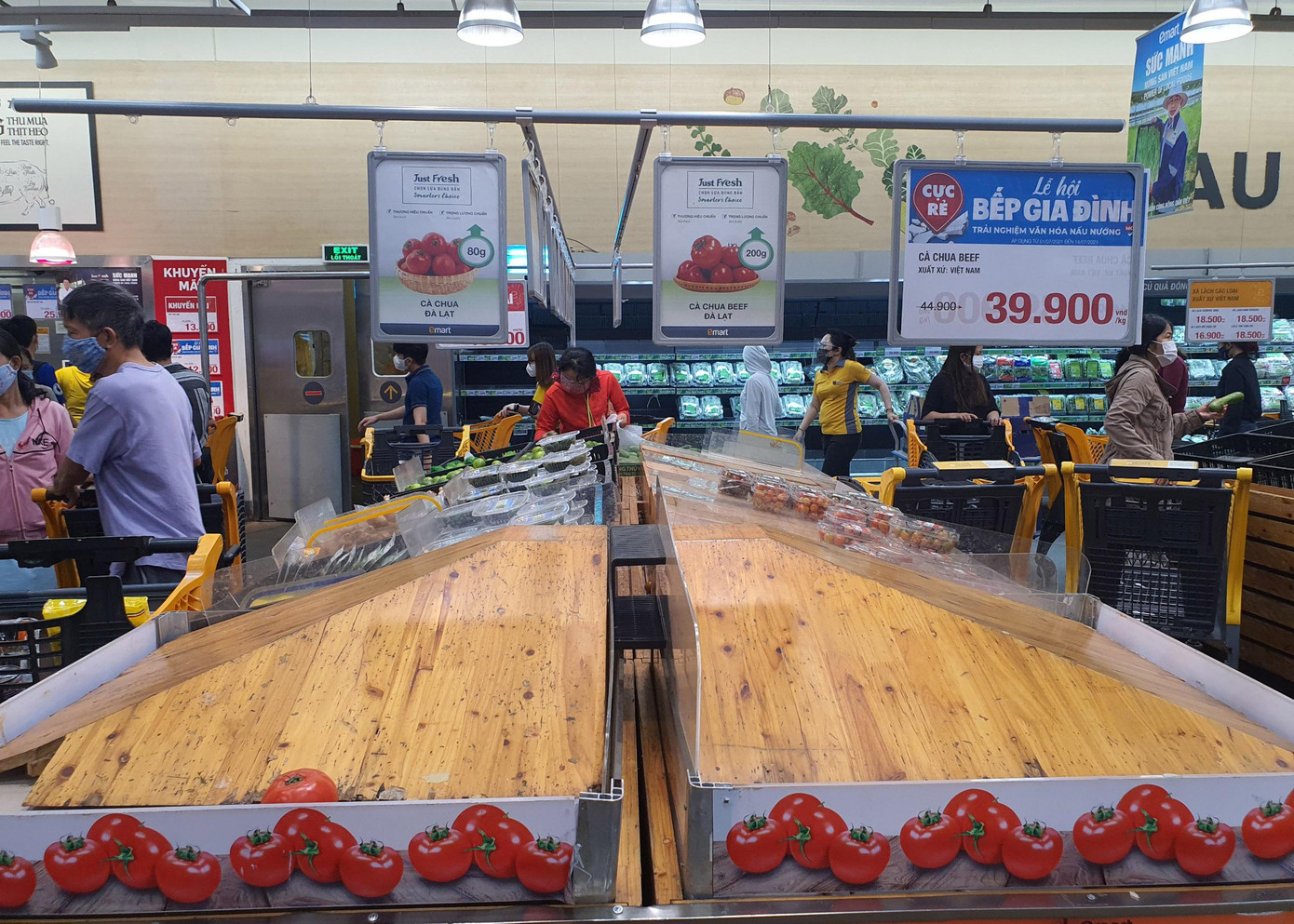 "Nhiều mặt hàng đã hết sạch từ khi nào rồi, giờ tôi muốn mua ít thực phẩm về lo bữa chiều cho cả gia đình mà cũng không còn gì để mua", bà Lệ nói.