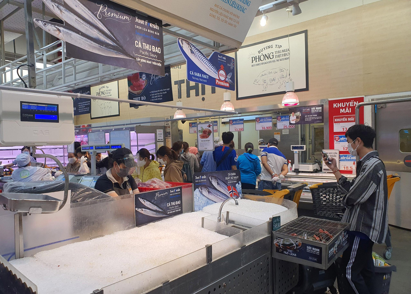 Tương tự, khu vực bán đồ tươi sống cũng trong tình trạng 'cháy hàng'.