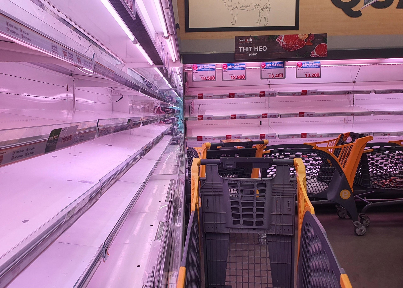 Quầy thịt bò, thị heo tươi trước đây luôn đầy ắp hàng thì chiều 7/7 đã trống trơn khiến nhiều người lo lắng vì không mua được thực phẩm cho gia đình.