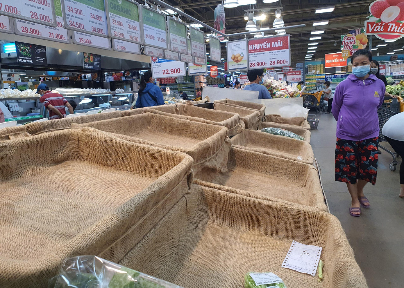 Các loại rau xanh tại siêu thị Emart đã được người dân mua hết sạch khiến những người đến sau không còn gì để mua.