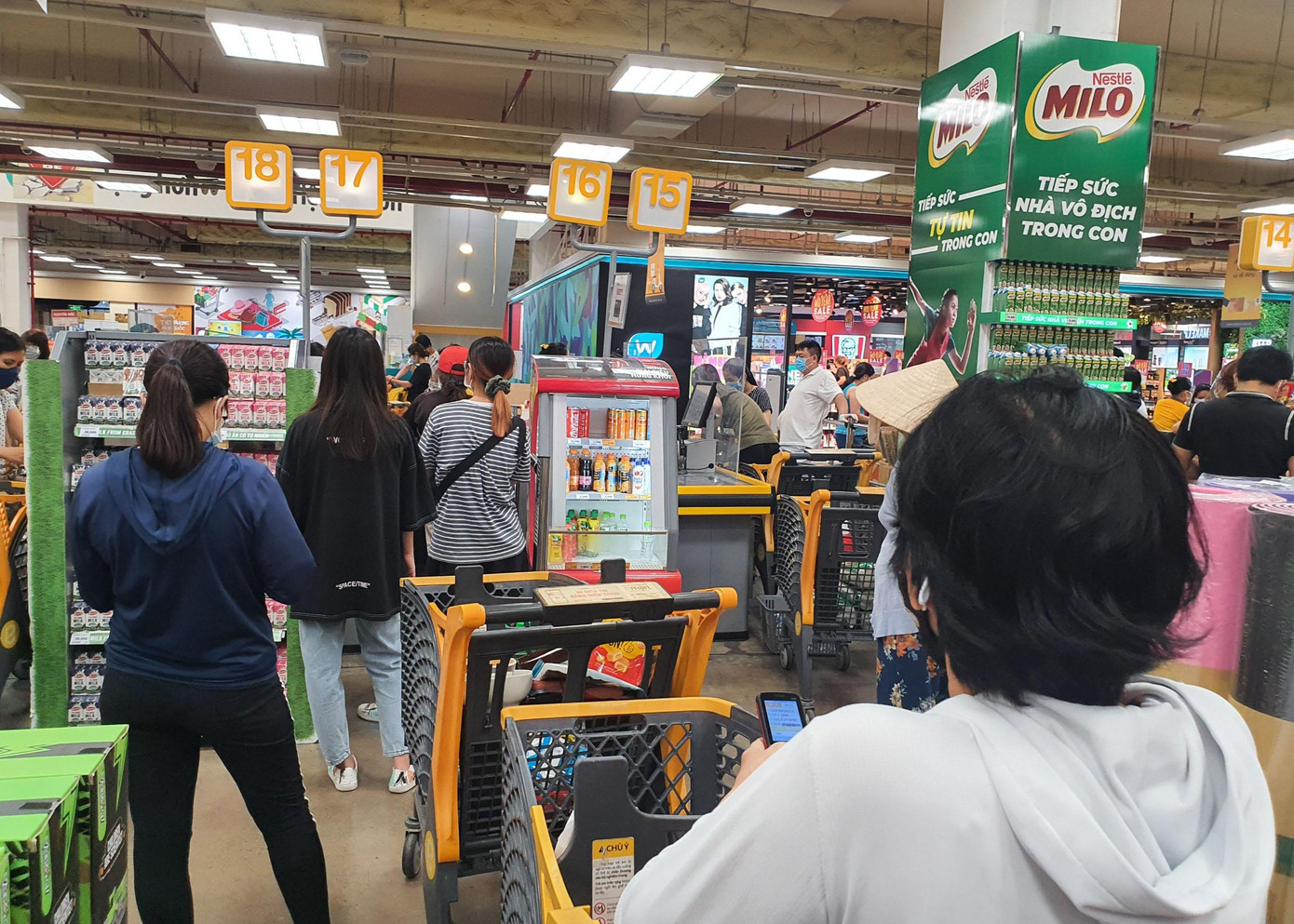 Trong khi đó, tại khu vực tính tiền cũng có rất đông người xếp hàng dài chờ thanh toán.