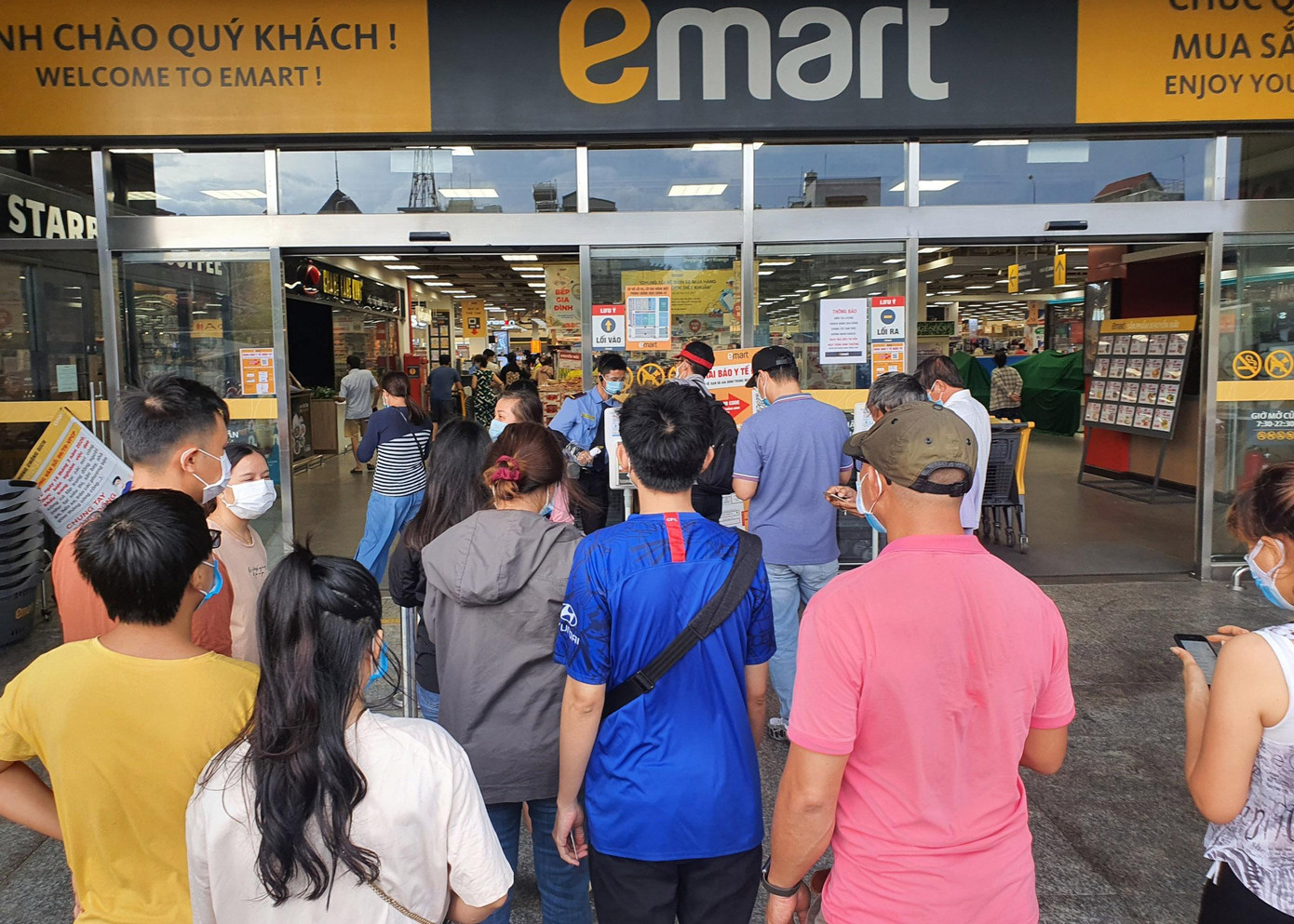 Ghi nhận của phóng viên Tiền Phong tại siêu thị Emart (siêu thị lớn nhất quận Gò Vấp, TPHCM), thời điểm khoảng 16h có rất đông người đứng xếp hàng khai báo y tế để vào mua sắm.
