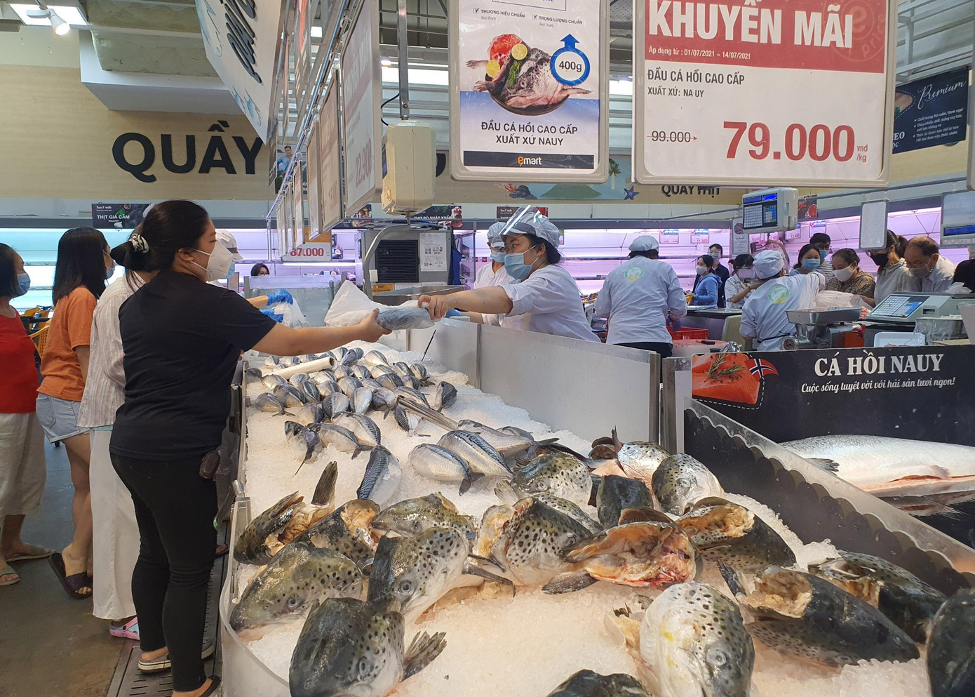 Một khu vực bán cá biển sắp hết hàng nhưng vẫn còn rất đông người đứng xếp hàng chờ vào mua.