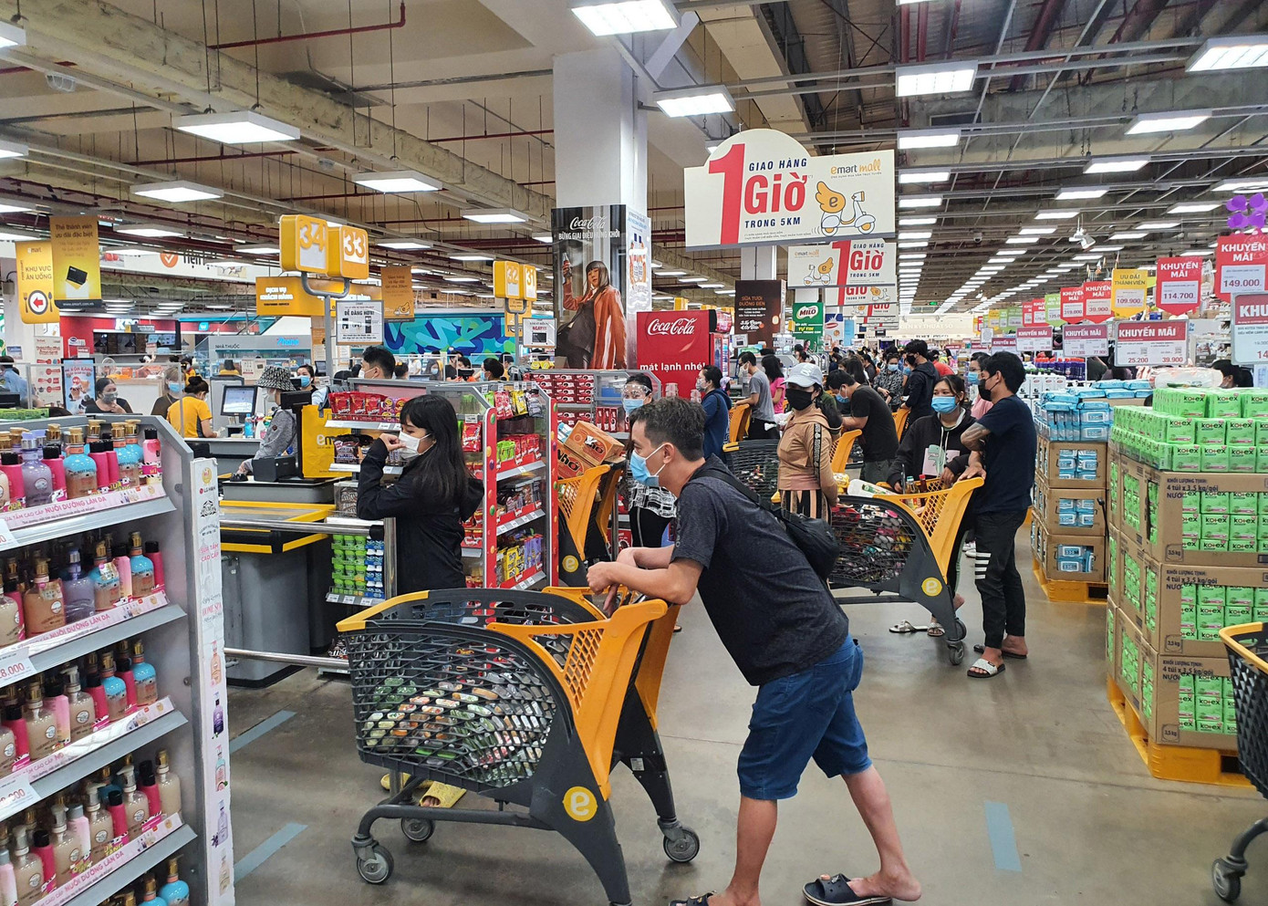 Hàng chục quầy tính tiền của siêu thị hoạt động hết công suất suốt nhiều giờ nhưng người dân vẫn phải xếp hàng dài chờ.