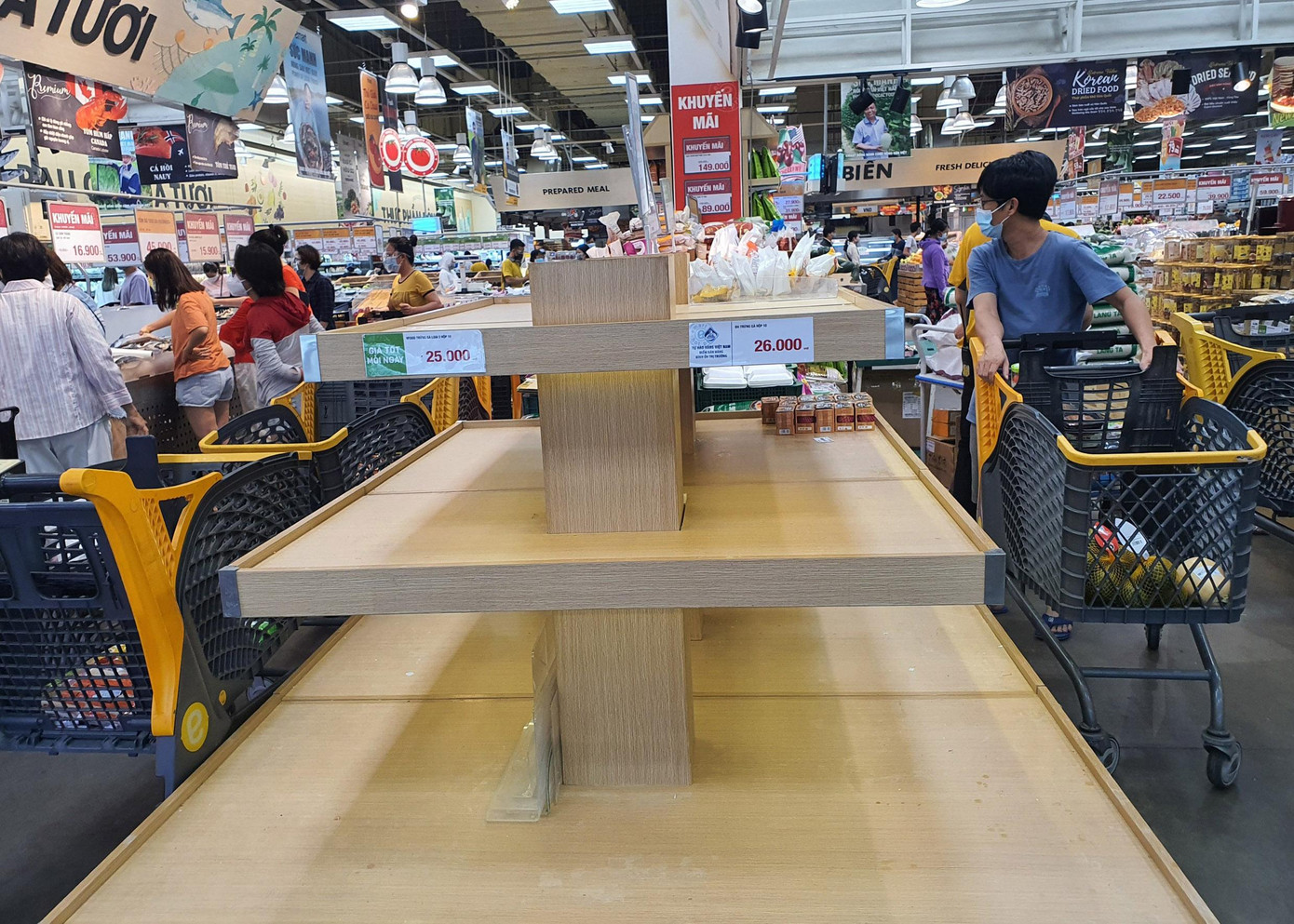 Bà Nguyễn Thị Lệ, ngụ quận Gò Vấp cho biết, bình thường cách vài ba ngày mới đi siêu thị một lần để mua thực phẩm cho cả gia đình.