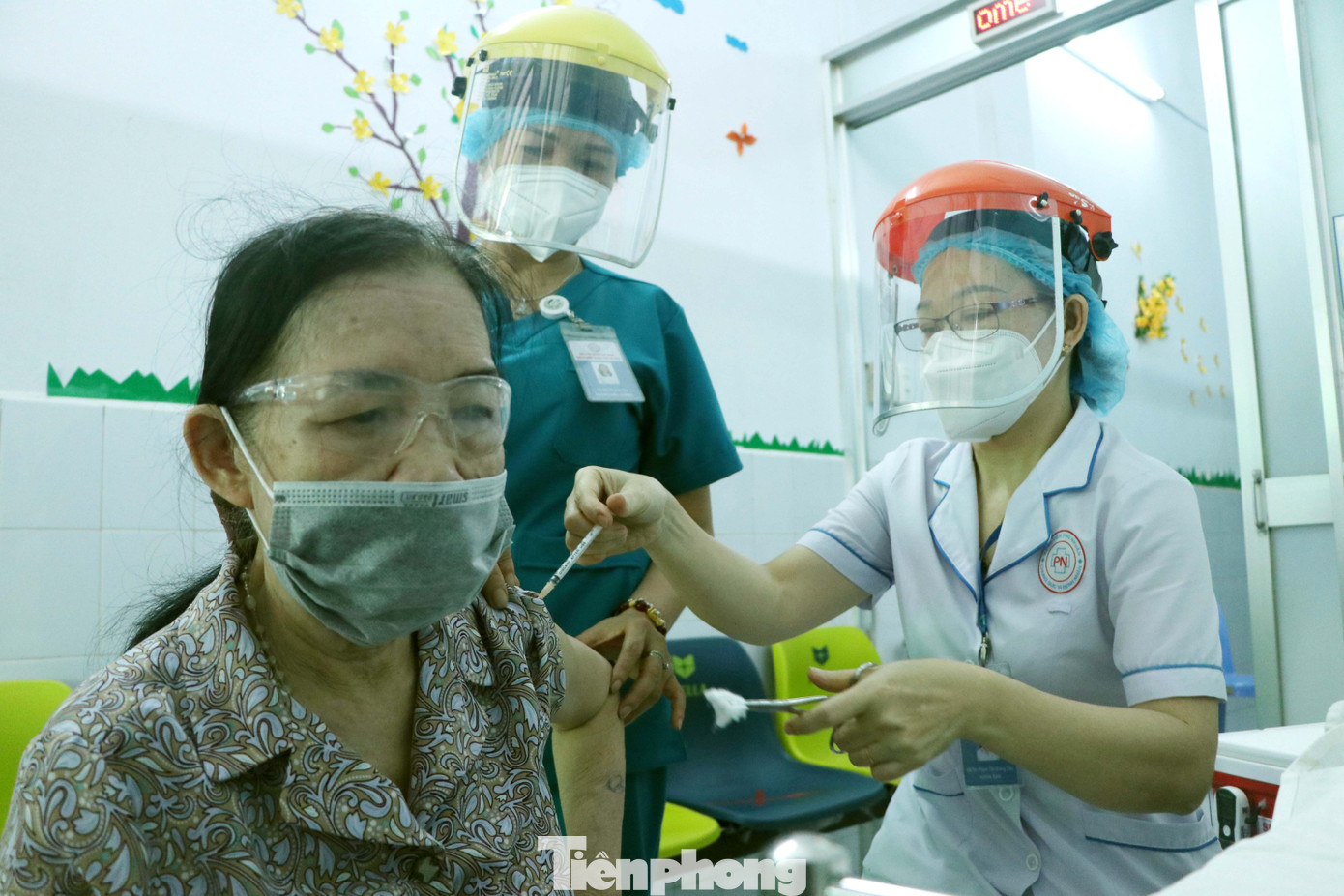 Cùng với điểm tiêm chủng tại bệnh viện, Bệnh viện quận Phú Nhuận cũng cử đội tiêm chủng đi tiêm ở các điểm tiêm trong cộng đồng cho các đối tượng ưu tiên theo Nghị quyết 2 của Chính phủ theo sự phân công của Sở Y tế TP.HCM.