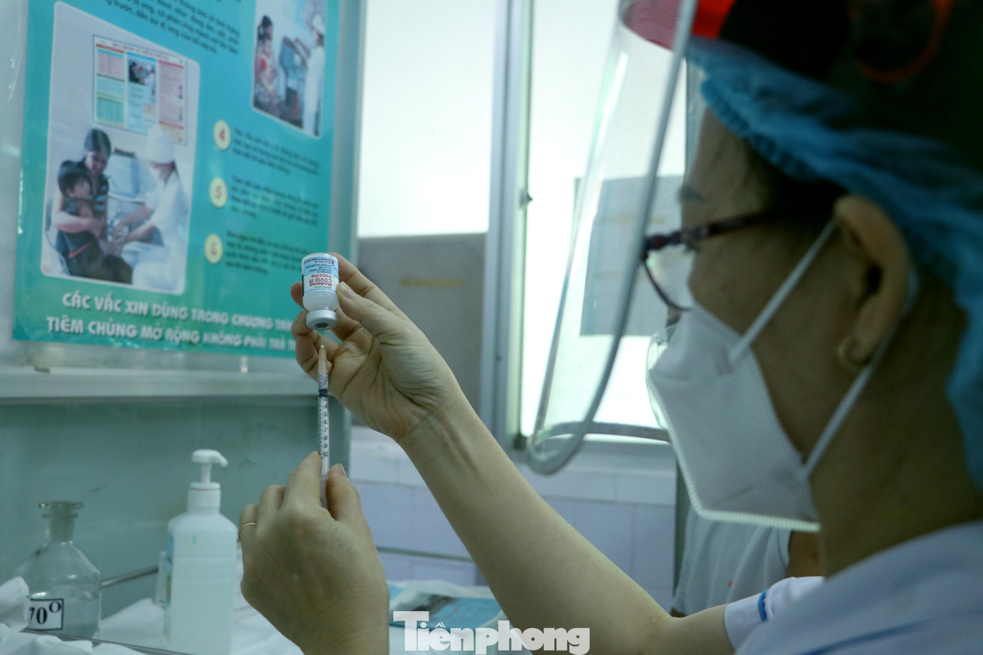 Vắc xin được phân bổ từ Trung tâm Y tế quận Phú Nhuận, trong trường hợp đến cuối ngày mà chưa tiêm hết lượng vắc xin được phân bổ thì bệnh viện sẽ trả lại cho Trung tâm y tế để bảo quản, ngày hôm sau lại tiếp tục nhận vắc xin để tiêm cho người dân.