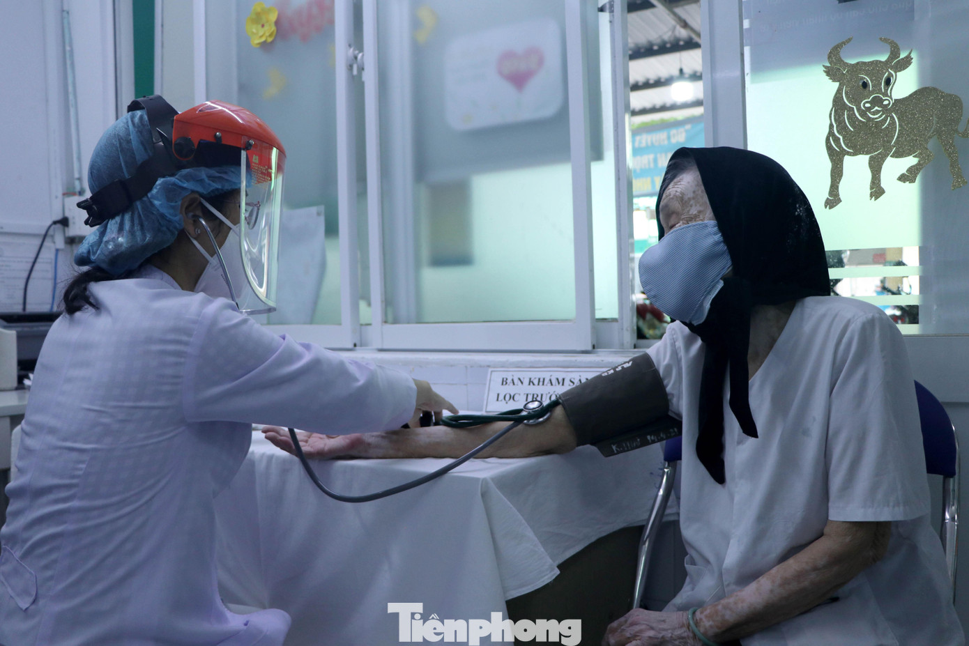 Cháu hơn 60 tuổi đưa bà 102 tuổi đi tiêm vắc xin COVID-19 ảnh 5