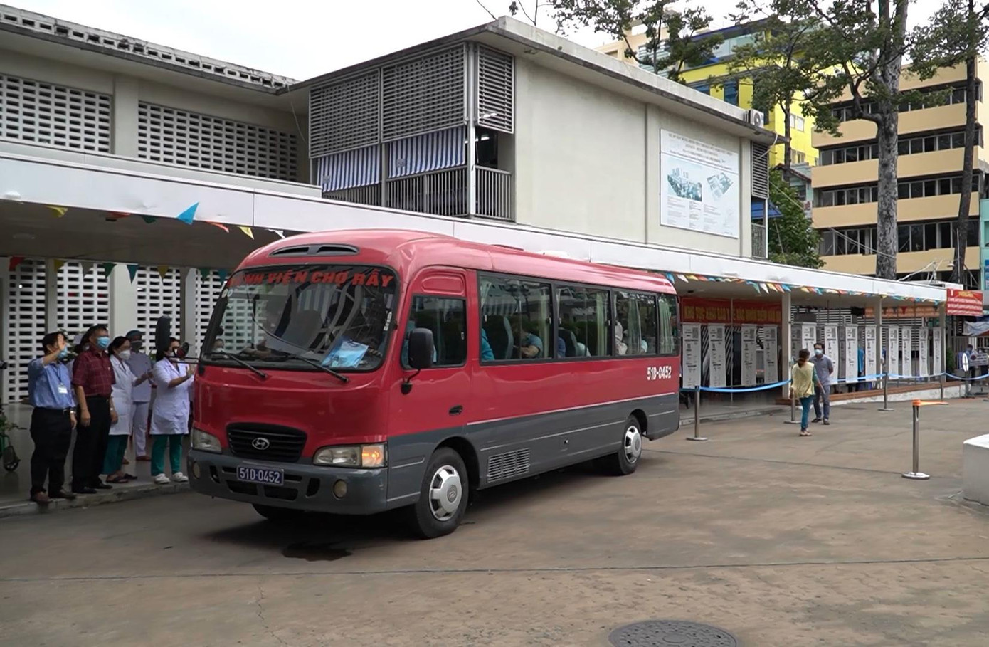 Xe chở đoàn nhân viên y tế rời Bệnh viện Chợ Rẫy. Xe chở đoàn nhân viên y tế rời Bệnh viện Chợ Rẫy.