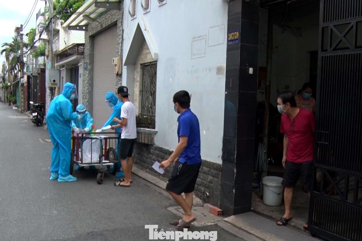 Việc sử dụng xe ba gác để vào các con hẻm lấy mẫu xét nghiệm giúp người dân không phải tập trung đến nơi lấy mẫu đông người, vừa đảm bảo giãn cách xã hội, vừa thuận tiện.