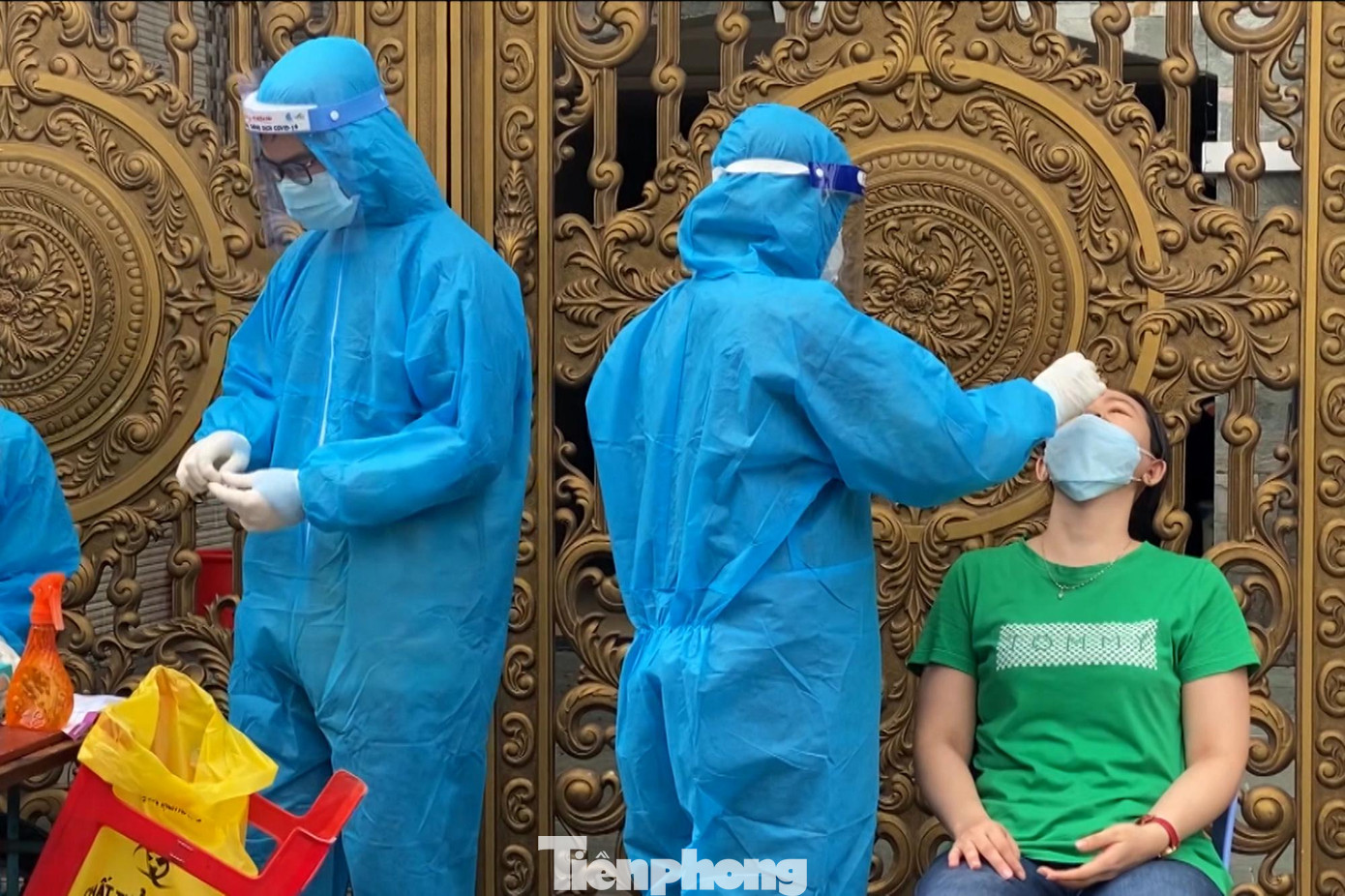 Một số nhân viên y tế phải ở lại cơ quan để tránh dịch nhưng họ luôn tìm cách động viên nhau vượt qua khó khăn, chung tay góp phần đẩy lùi dịch bệnh sớm đưa cuộc sống trở lại bình thường.