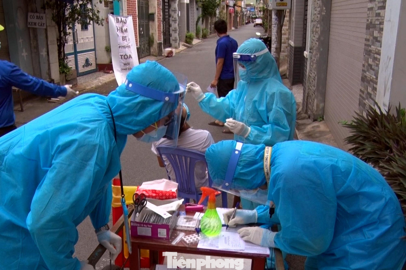 Công tác lấy mẫu được triển khai ngay tại vị trí xe ba gác để nhân viên y tế vừa lấy mẫu vừa ghi thông tin của người dân.