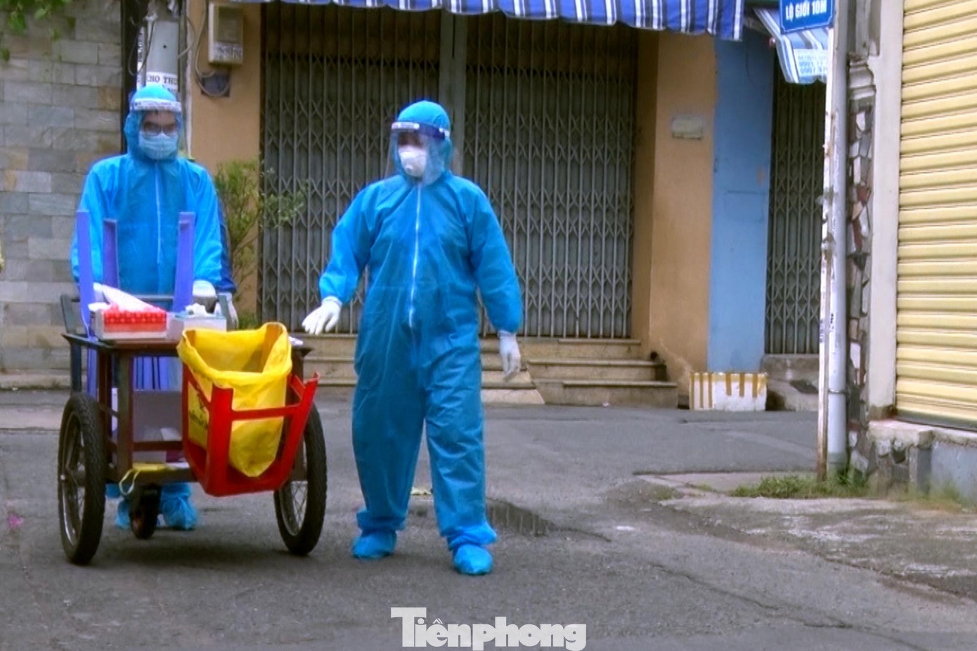 Với chiếc xe ba gác, các nhân viên y tế đi hết con hẻm này đến con hẻm khác để lấy mẫu xét nghiệm. Hàng ngàn người dân đã được lấy mẫu xét nghiệm tầm soát COVID-19 từ tổ lấy mẫu di động này.