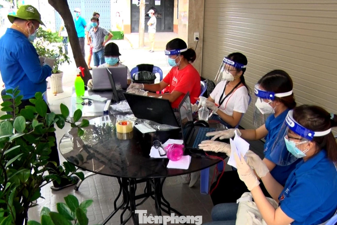 Một bàn làm việc được bố trí ở khu vực đảm bảo an toàn phòng chống dịch để nhóm tình nguyện viên hỗ trợ nhập thông tin người dân được lấy mẫu xét nghiệm.
