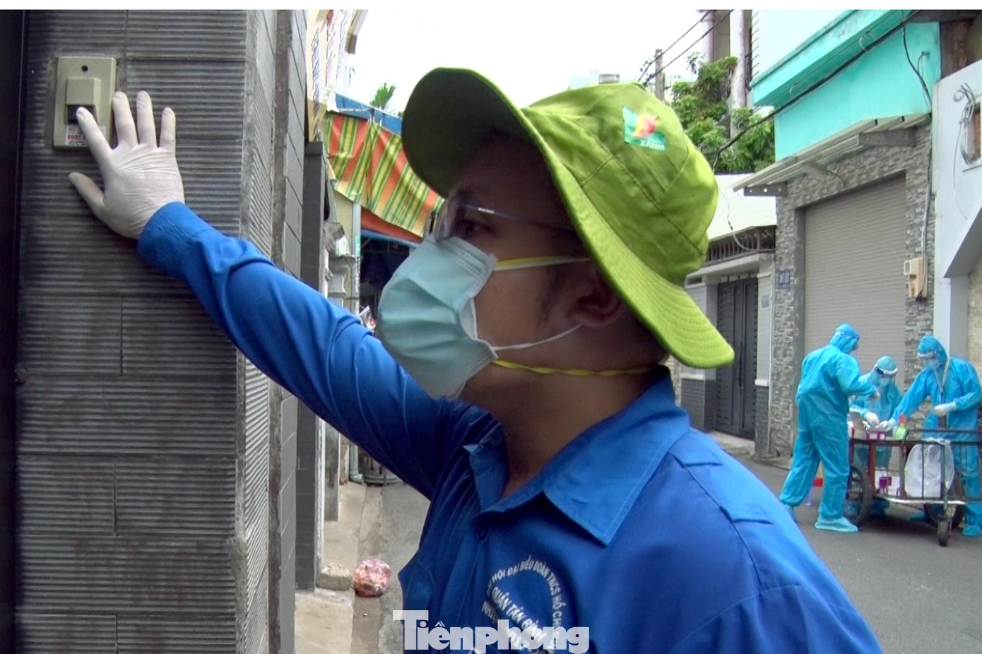 Mỗi khi đến khu vực cần lấy mẫu, đại diện tổ lấy mẫu sẽ đi gọi cửa từng nhà để thông báo cho người dân ra lấy mẫu xét nghiệm.