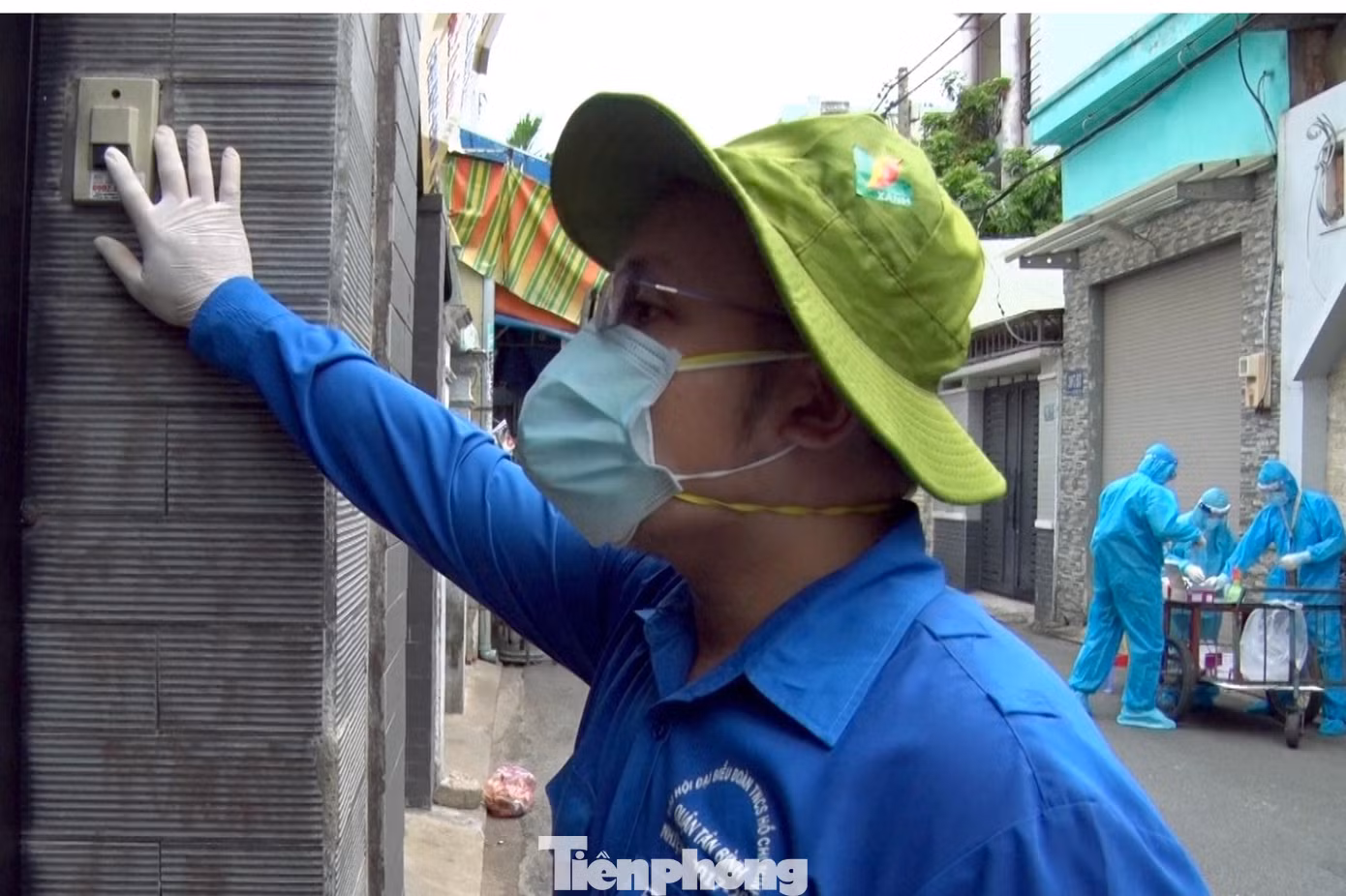 Mỗi khi đến khu vực cần lấy mẫu, đại diện tổ lấy mẫu sẽ đi gọi cửa từng nhà để thông báo cho người dân ra lấy mẫu xét nghiệm.