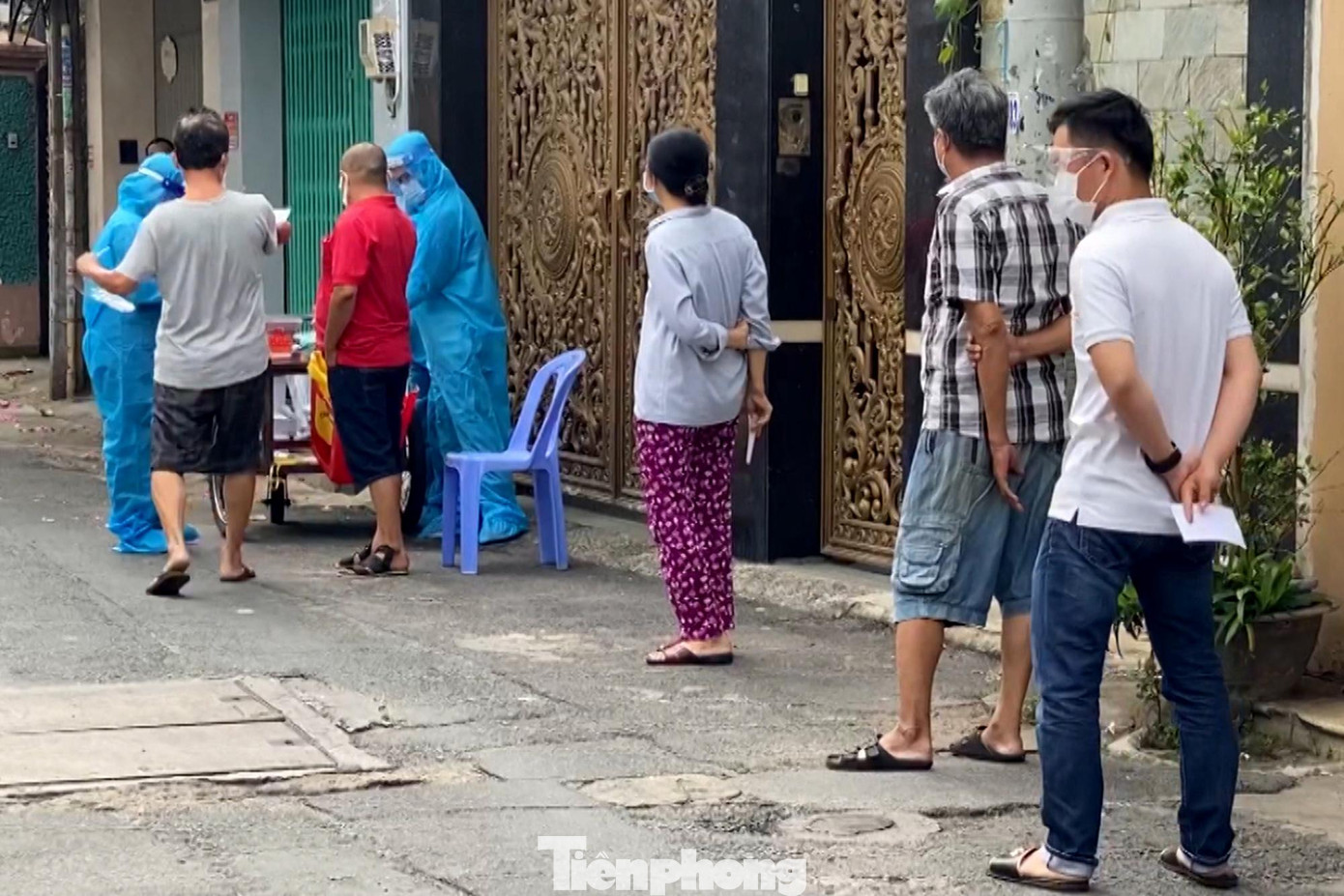 Sau mỗi đợt lấy mẫu xét nghiệm trong cộng đồng, những nhân viên y tế tham gia chống dịch lại không khỏi những tâm lý lo lắng khi phát hiện nhiều trường hợp dương tính SARS-CoV-2.