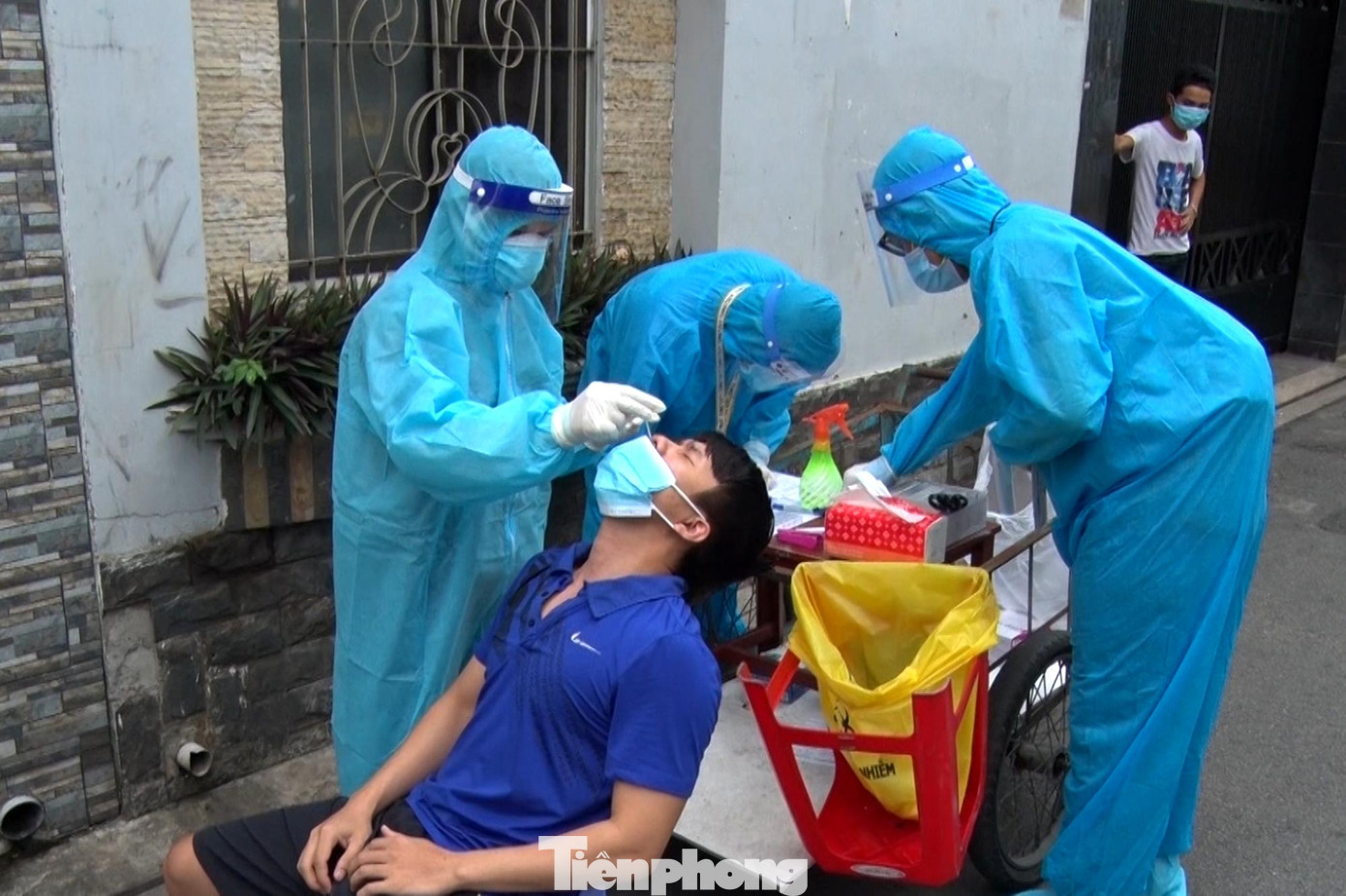 Chiếc xe ba gác được trang bị đầy đủ đồ nghề cho nhân viên y tế để đảm bảo việc lấy mẫu.