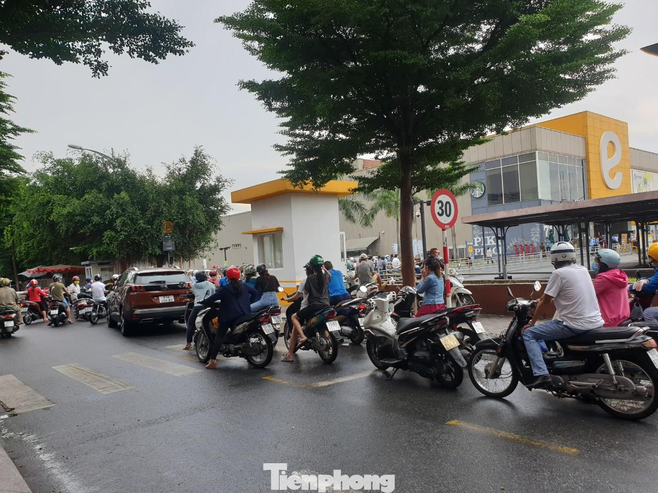 "Do điều kiện giãn cách xã hội, để tránh tình trạng tụ tập quá đông người trong một thời điểm, mỗi đợt bảo vệ chỉ cho khoảng 50 người vào mua hàng. Khi nhóm trước mua xong đi ra thì nhóm sau mới được vào nên phải xếp hàng chờ khá lâu", chị Thanh nói.