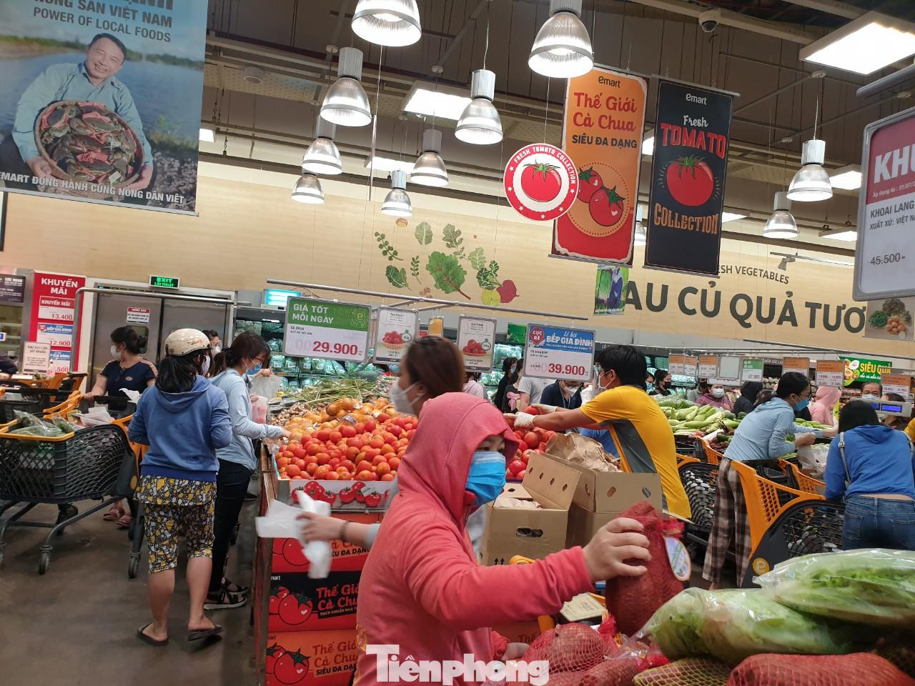 Để được vào đến khu vực mua hàng, người dân phải xếp hàng qua hai lớp bảo vệ để kiểm tra thân nhiệt, khai báo y tế và đảm bảo khoảng cách an toàn.