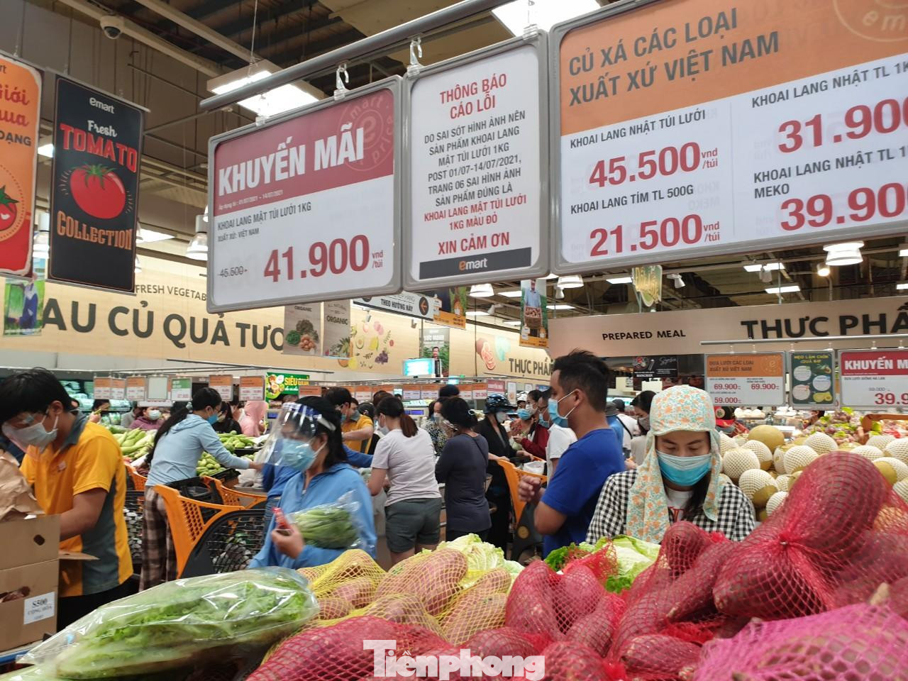 Ghi nhận bên trong khu vực bán rau củ quả của siêu thị Emart vào sáng 14/7, hàng hóa đầy ắp các kệ hàng, người dân thoải mái lựa chọn mà không lo thiếu hàng hóa như trước.