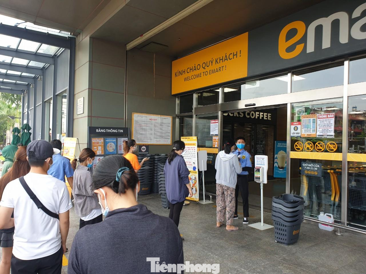 Lực lượng bảo vệ kiểm tra khai báo y tế, đo thân nhiệt khách hàng trước khi cho vào khu vực mua sắm.