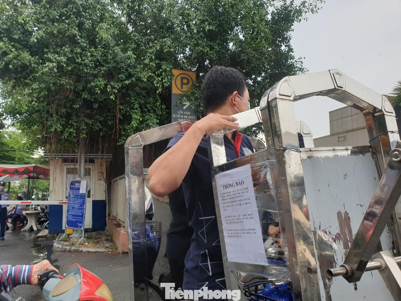 Do xếp hàng chờ lâu nên nhiều người đã cố tình 'xé rào' lách người qua hàng rào để vào trong siêu thị dù cổng đã được bảo vệ kéo lại.