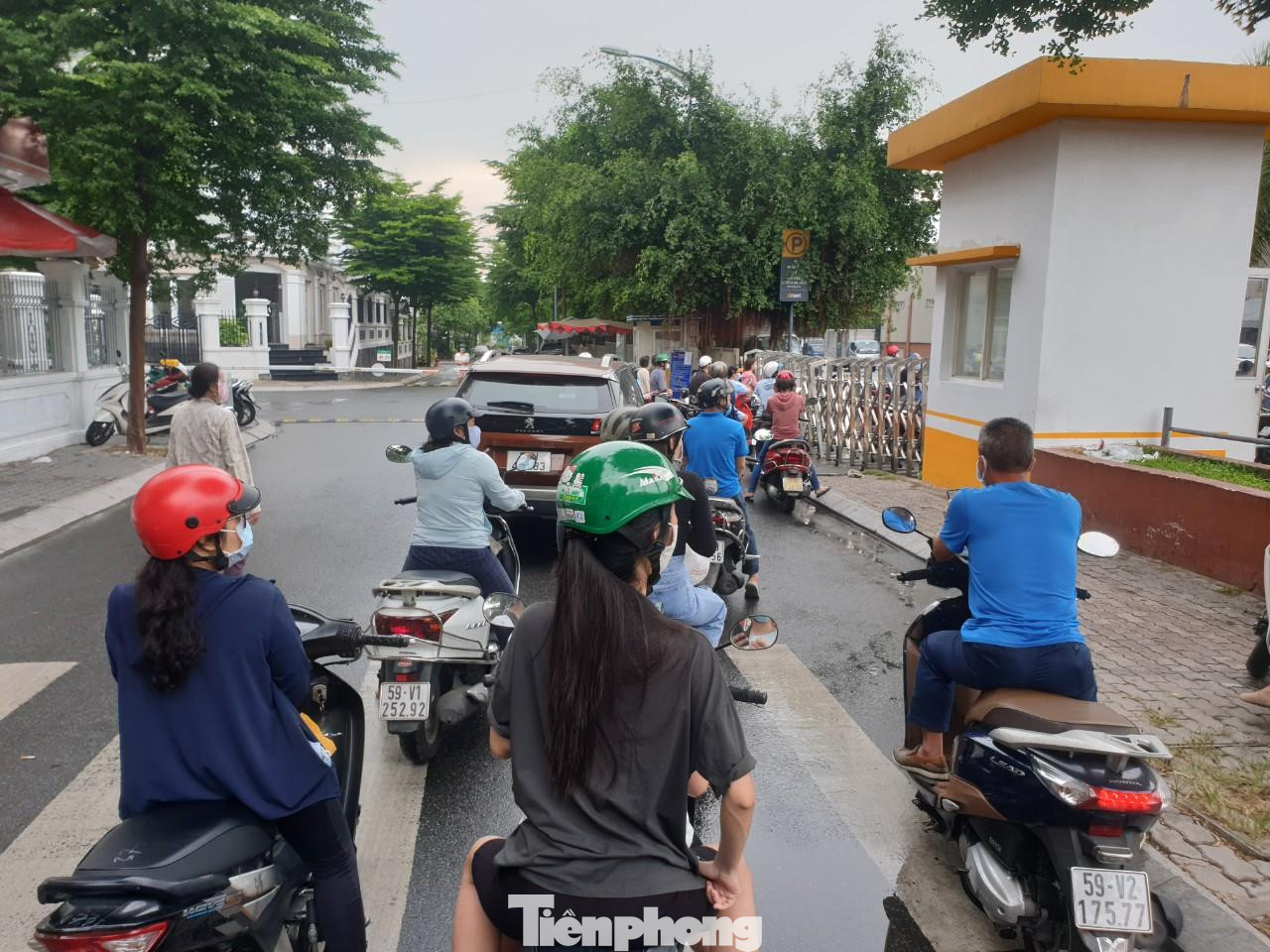 Chị Đào Thị Thanh, ở quận 12, TPHCM cho biết, chị đã cố tình đi siêu thị sớm để khỏi phải xếp hàng, nhưng không ngờ khi đến thì thấy rất đông người đứng đợi trước từ lâu rồi.