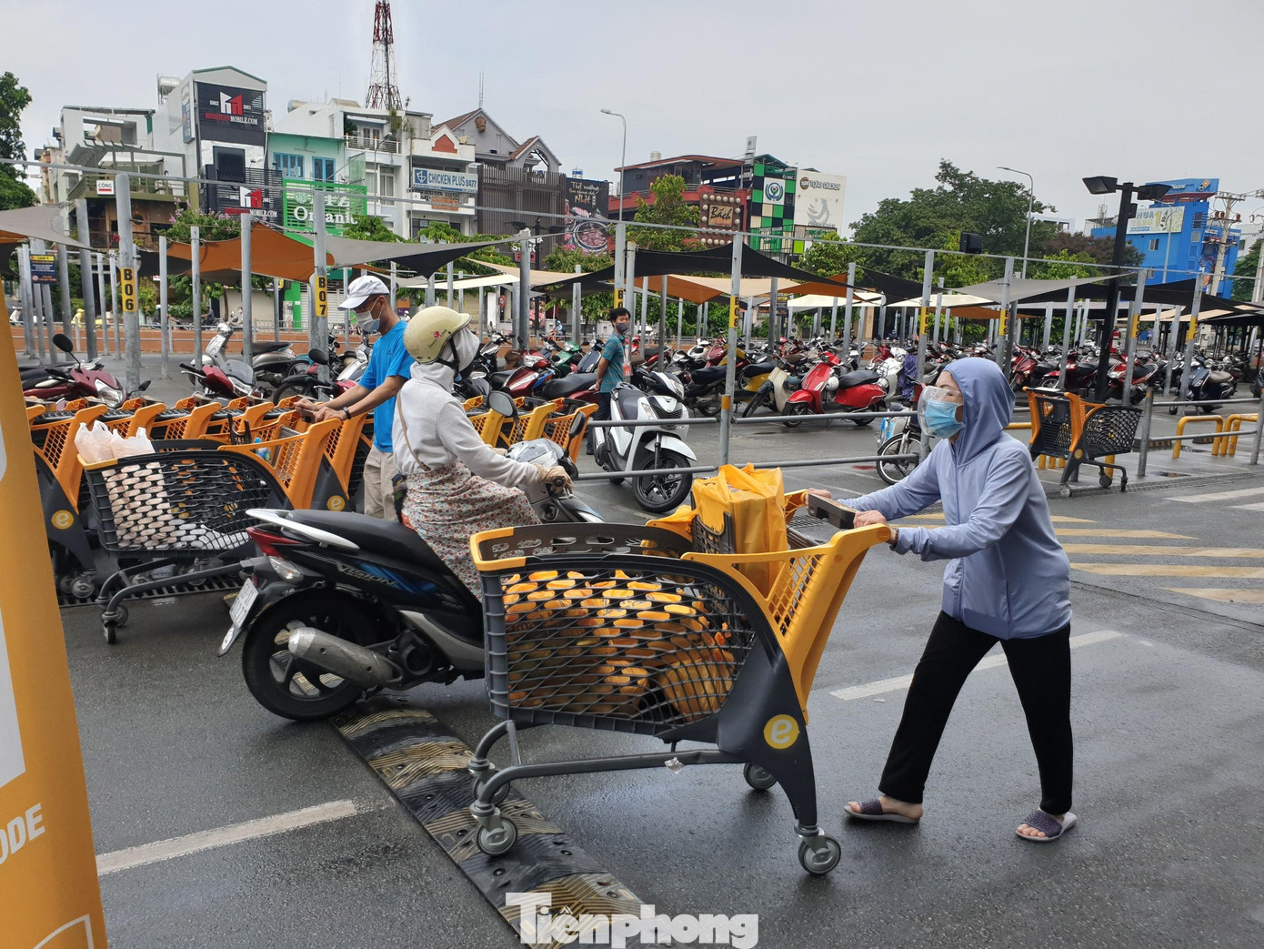 Nhiều người dân vui mừng khi mua được hàng hóa, thực phẩm cho cả gia đình.