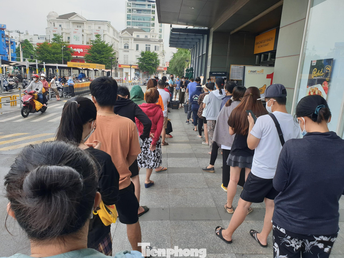 Sau khi qua được lớp cổng thứ nhất, người dân tiếp tục phải xếp hàng dài để làm thủ tục khai báo y tế, kiểm tra thân nhiệt trước khi vào trong siêu thị mua đồ.