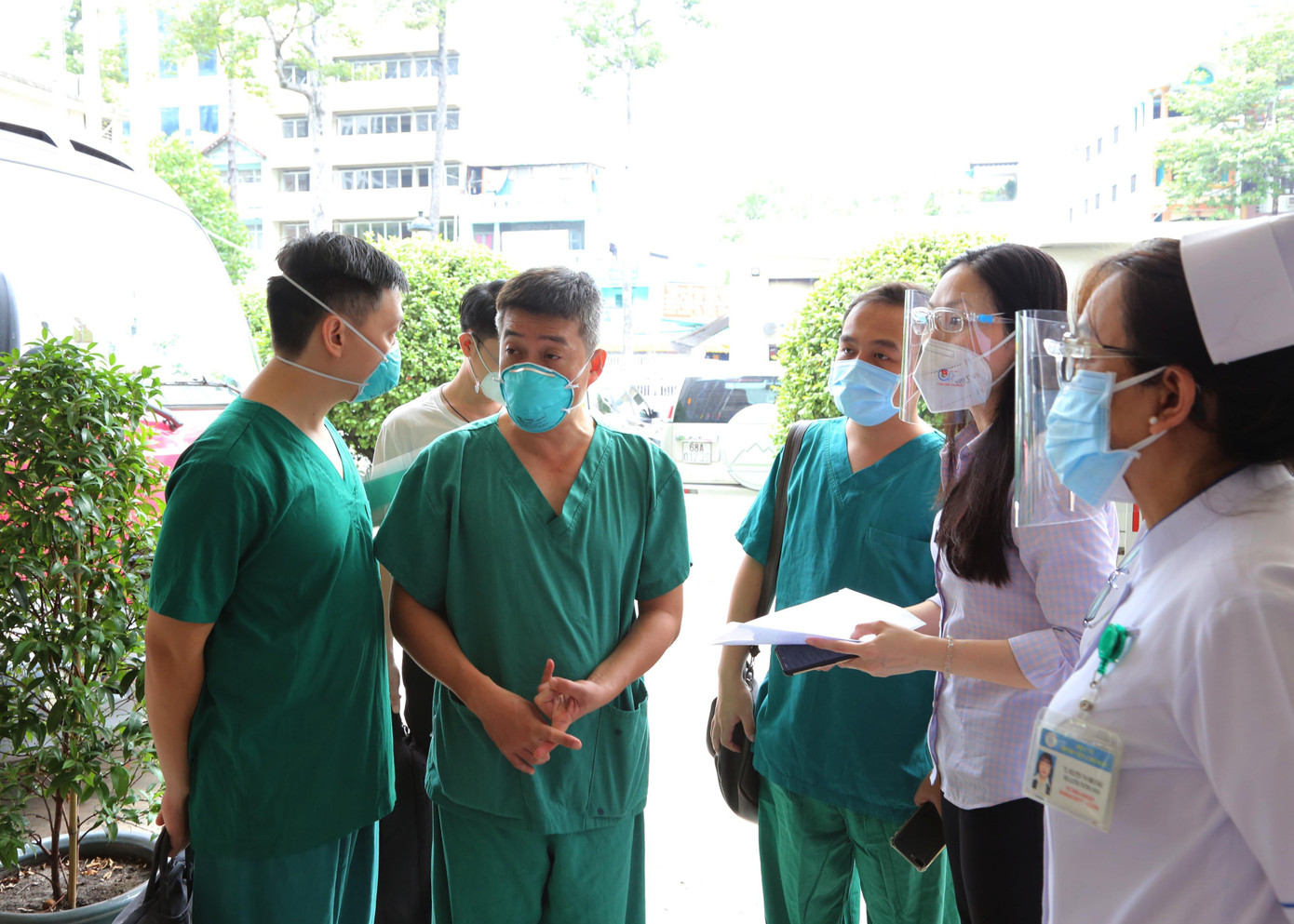 Chiều 14/7, đội chi viện chuyên về hồi sức cấp cứu bệnh nhân nặng của Bệnh viện Chợ Rẫy đã lên đường nhận nhiệm vụ tại Trung tâm hồi sức bệnh nhân COVID-19 quy mô 1.000 giường.