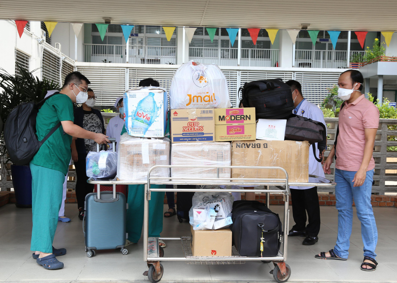 Dù chuẩn bị bước vào giai đoạn căng thẳng do sẽ phải chăm sóc, điều trị số lượng bệnh nhân nặng nhiều hơn các đợt chi viện trước đây.