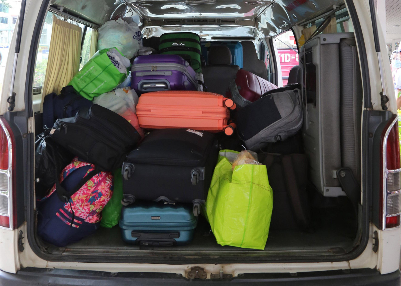 Ths.BS Phạm Minh Huy - Khoa Hồi sức cấp cứu, Bệnh viện Chợ Rẫy nói: Tôi cũng đã 5 tuần tham gia điều trị COVID-19 ở khoa Bệnh nhiệt đới và khoa khu D Bệnh viện Chợ Rẫy. Cũng có lo lắng vì bệnh nhân rất là đông mà số lượng bác sĩ và điều dưỡng thì ít nhưng chúng tôi sẽ cố gắng hết sức để cứu chữa thật nhiều bệnh nhân nặng trong cả toàn thành phố.