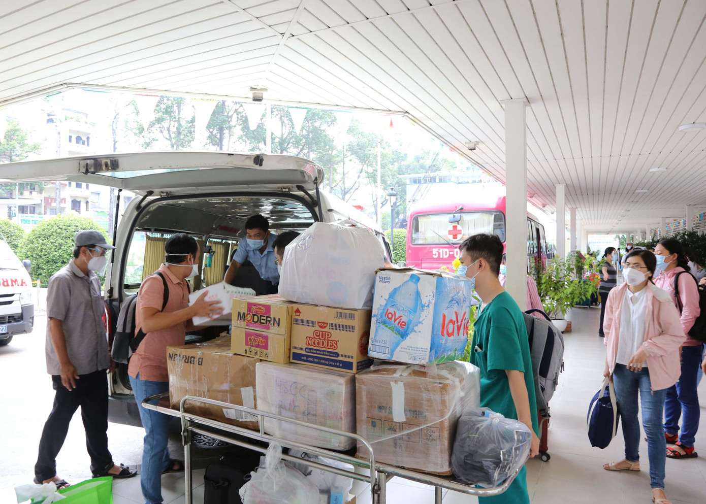Tuy nhiên, các &apos;chiến binh&apos; áo trắng của Bệnh viện Chợ Rẫy vẫn luôn trong tâm thế sẵn sàng nhận nhiệm vụ, sẵn sàng cống hiến sức mình với hy vọng sớm đẩy lùi dịch bệnh, giúp người dân thành phố trở lại cuộc sống bình thường.
