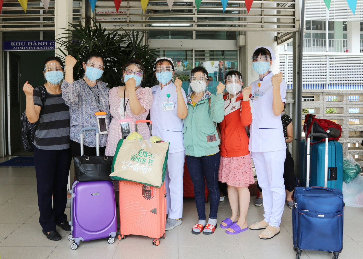 Điều dưỡng Trương Thị Thu Trang - Trung tâm HECI, Bệnh viện Chợ Rẫy chia sẻ: Được lệnh điều động của bệnh viện để đi tuyến đầu chống dịch hồi sức cấp cứu bệnh nhân nặng, chúng tôi luôn trong tư thế sẵn sàng, chỉ mong thành phố của chúng ta được qua cơn đại dịch này. Tôi cũng sắp xếp công việc gia đình để chung tay góp sức với thành phố đẩy lùi dịch bệnh.