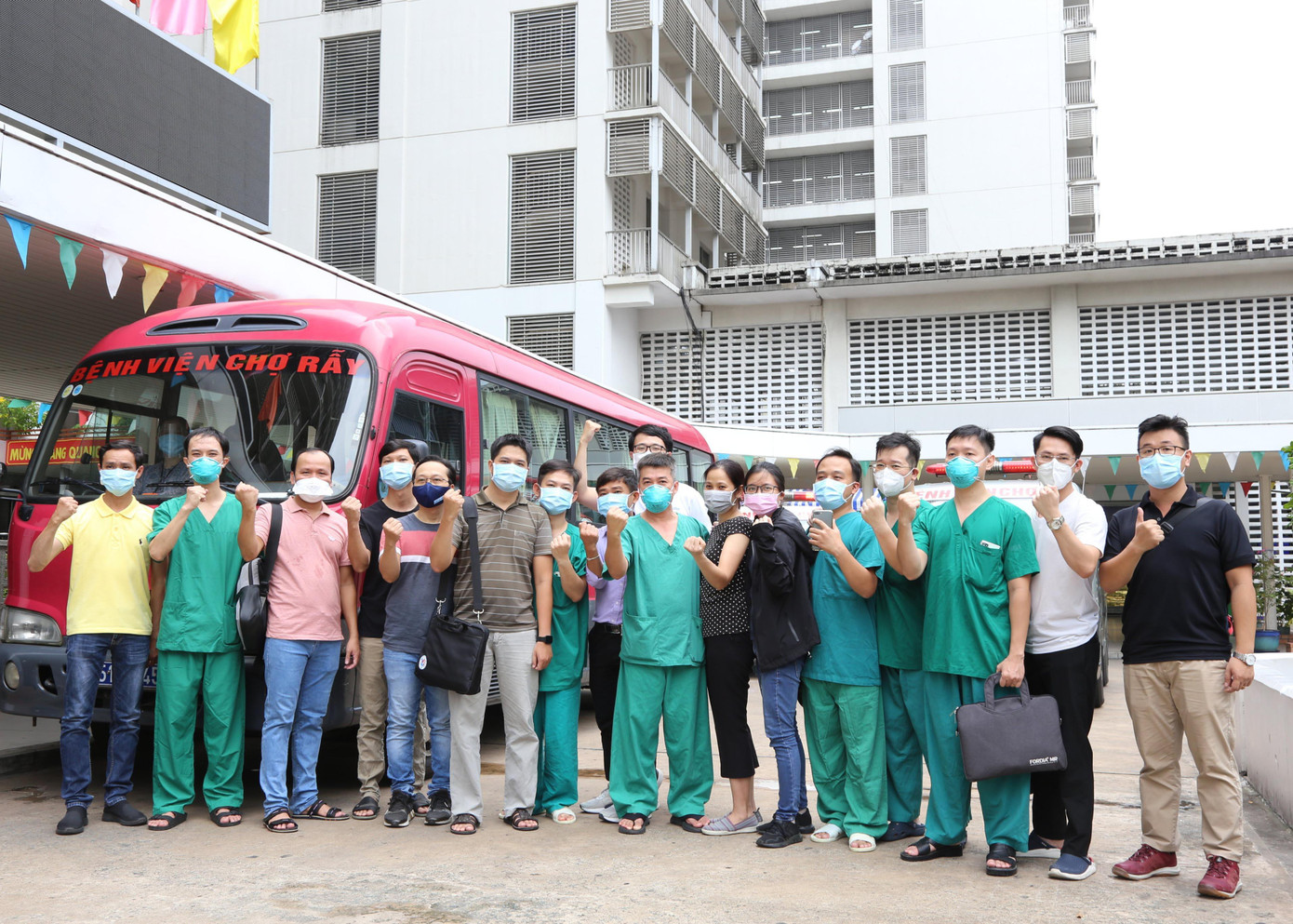 Với những kinh nghiệm trong việc điều trị bệnh nhân 91 và các đợt chi viện điều trị bệnh nhân COVID-19 nặng ở Đà Nẵng, Bắc Giang, bác sĩ Trần Thanh Linh cùng các đồng nghiệp của mìn tiếp tục tiến vào điểm nóng nhất về COVID-19 của TPHCM là Trung tâm hồi sức bệnh nhân COVID-19 nặng lớn nhất tại TPHCM đến thời điểm hiện tại.