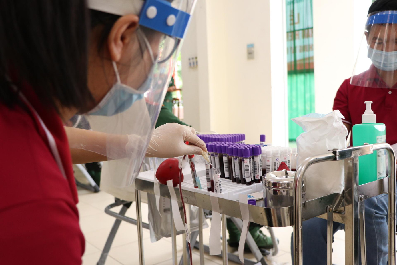 Lần đầu tiên được tham gia hiến máu, học viên Đỗ Thành Nhân cùng các học viên khác của Trường Sĩ Quan kỹ thuật Quân sự cho biết rất tự hào khi được hiến máu cứu người.