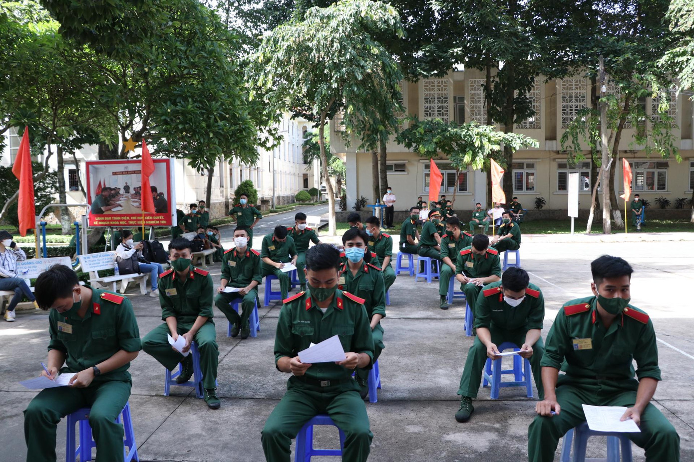 Cùng ngày, tại trường Sỹ quan Lục quân 2 và trường Sỹ quan Công binh cũng tổ chức hoạt động hiến máu nhân đạo cứu người.