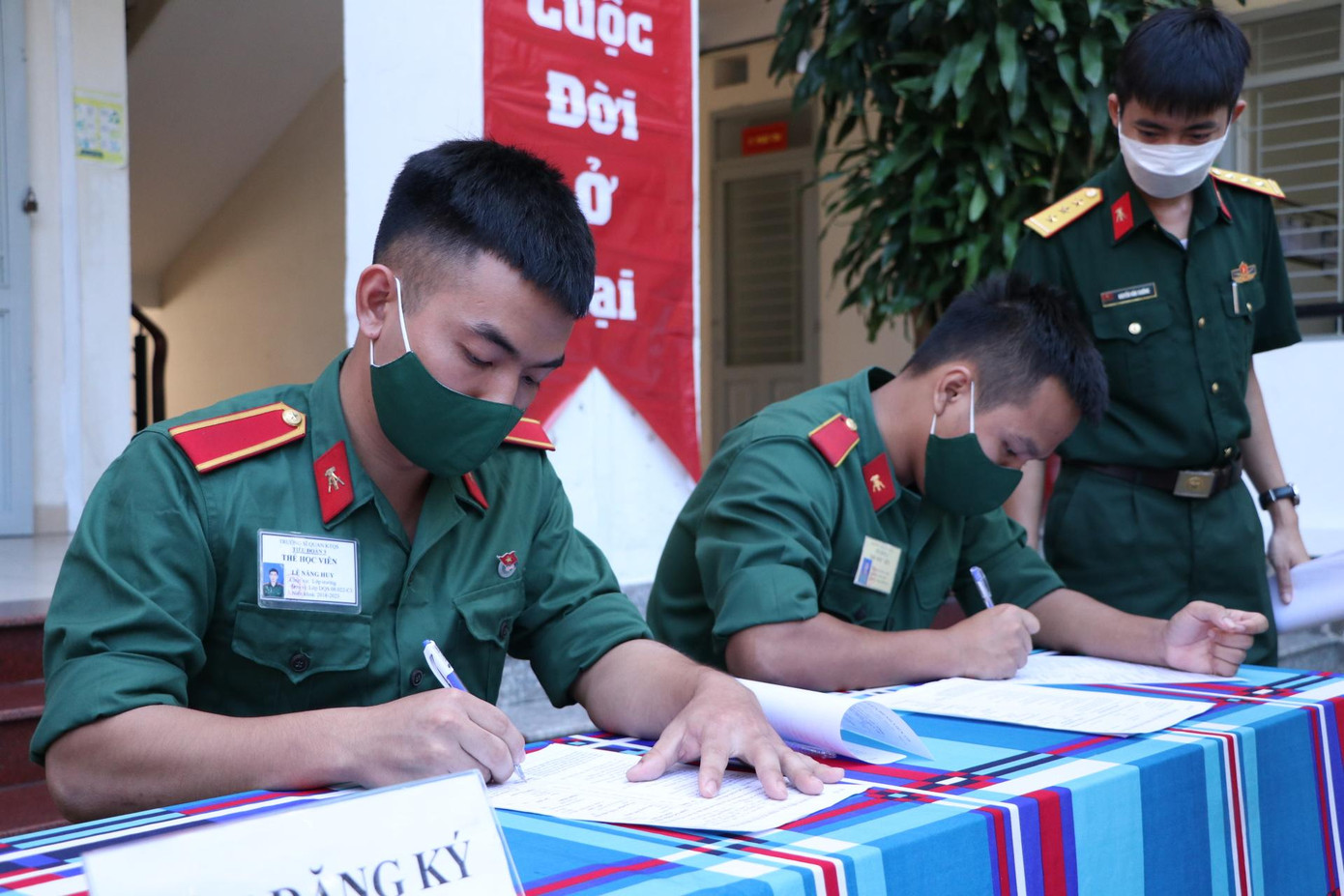 Trước diễn biến hết sức phức tạp của đại diện COVID-19 tại TP.HCM và các tỉnh phía Nam, nhà trường luôn đồng hành cùng các đơn vị chung tay để đẩy lùi dịch bệnh, hoạt động hiến máu nhân đạo thể hiện nghĩa cử cao đẹp, tích cực trong bối cảnh nguồn máu dự trữ đang thiếu hụt trong hoạt động cấp cứu, điều trị người bệnh nói chung và người bệnh COVID-19 nói riêng hiện nay.