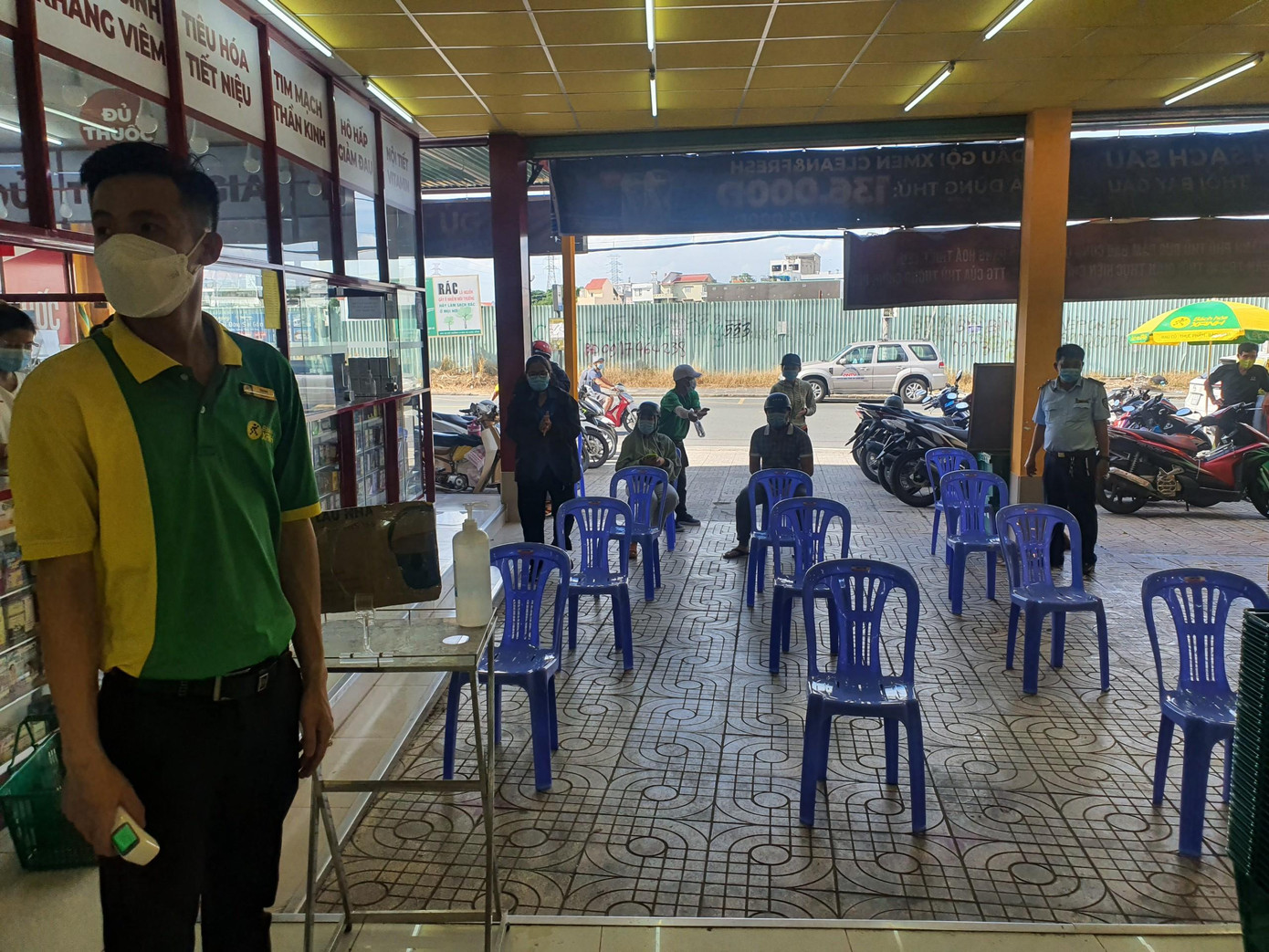 KHu vực chờ vào mua sắm ở Bách Hóa Xanh đảm bảo quy tắc 5K.