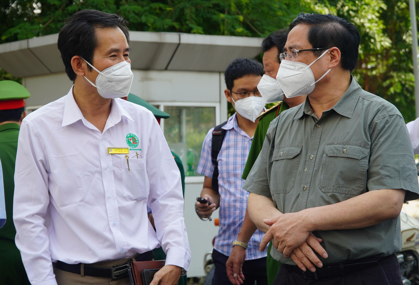 Bác sĩ Trần Văn Khanh báo cáo với Thủ tướng Chính phủ về hoạt động của Bệnh viện dã chiến số 3. Bác sĩ Trần Văn Khanh báo cáo với Thủ tướng Chính phủ về hoạt động của Bệnh viện dã chiến số 3.