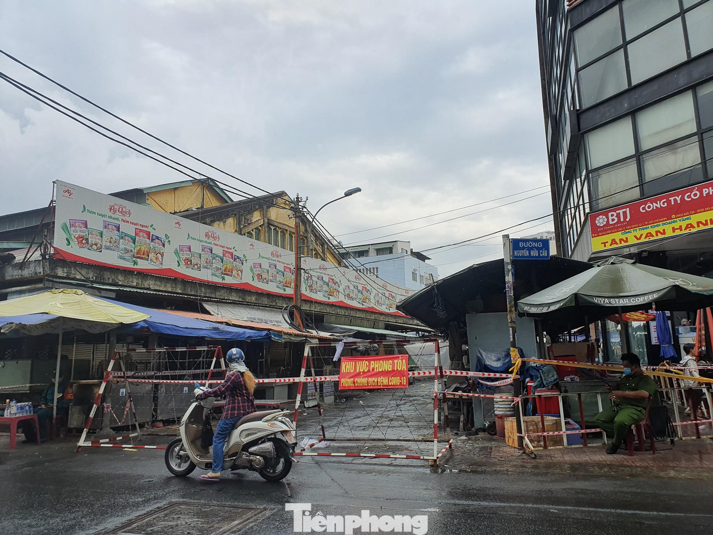 Các lối ra vào chợ đã được chính quyền địa phương lập rào chắn, căng dây phong tỏa để kiểm soát dịch.