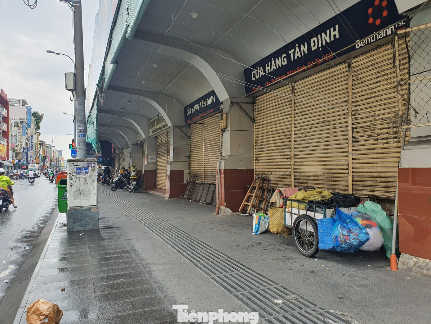 Ghi nhận tại hiện trường, toàn bộ các cửa hàng, ki-ốt kinh doanh tại chợ Tân Định, phường Tân Định, quận 1 đã đóng cửa ngừng kinh doanh.