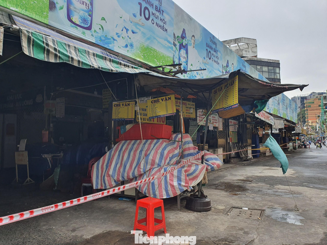 Các tiểu thương được yêu cầu đóng cửa hàng, tạm ngừng kinh doanh từ chiều 4/7 đến ngày 18/7, cơ quan chức năng sẽ chơ chợ hoạt động trở lại sau khi thực hiện các biện pháp phòng dịch.